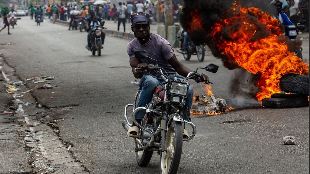 Kuva Haitin Port-au-Princesta, jossa protestoitiin väkivaltaisuuksia vastaan maaliskuussa 2025.