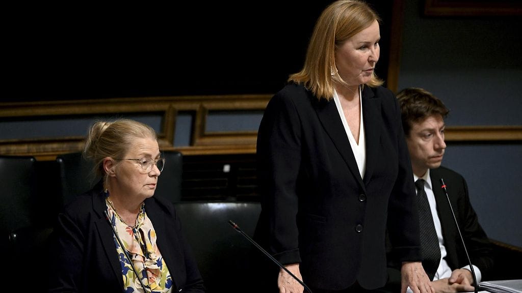 Oikeusministeri Leena Meri (vasemmalla), sosiaali- ja terveysministeri Kaisa Juuso ja elinkeinoministeri Sakari Puisto eduskunnan suullisella kyselytunnilla torstaina.