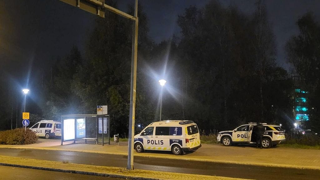 Poliisiautoja Espoon keskuksessa torstaina tapahtuman jälkeen.