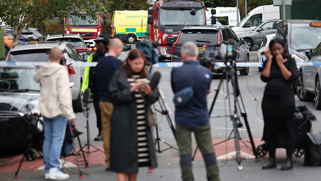 Mediaa poliisin eristysnauhan ympärillä Manchesterissä 2. lokakuuta 2025.