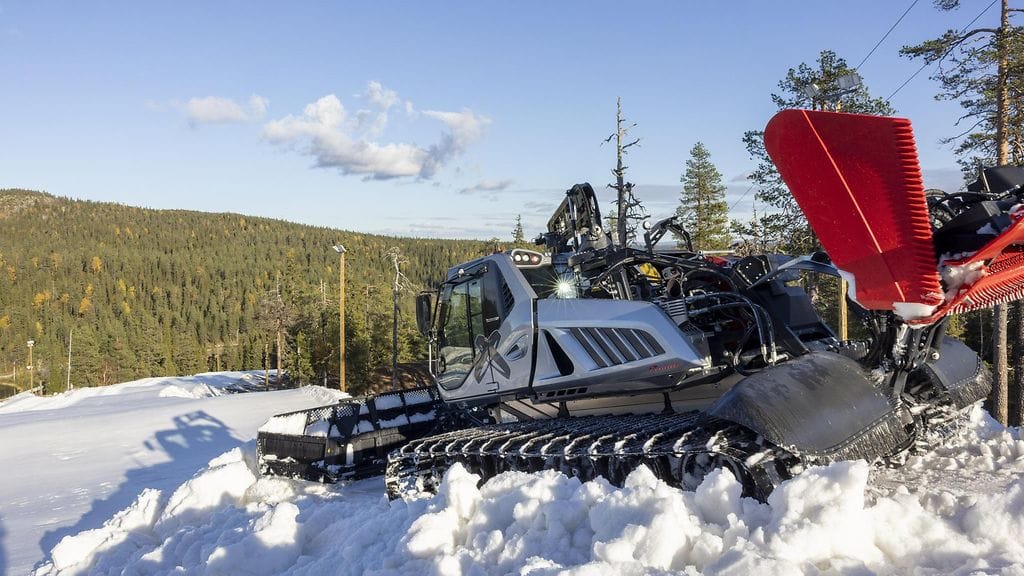 Säilölunta levitettiin Rukan laskettelurinteille ennen laskettelukauden aloitusta Kuusamossa 1. lokakuuta 2025.