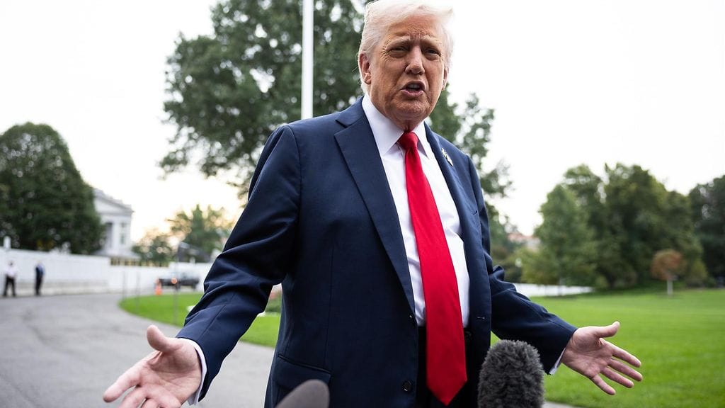 Presidentti Donald Trump kuvattuna Valkoisen talon edustalla 30. syyskuuta 2025.