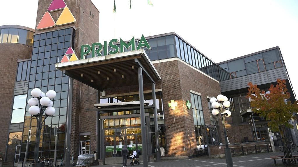 Keravan Prisma on suljettu parkkihallissa syttyneen autopalon jäljiltä.