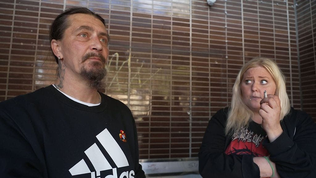 Juha ja Nina tupakalla