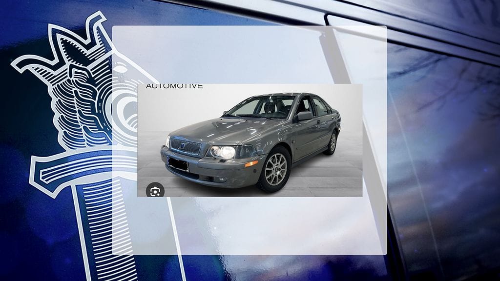 Kadonnut liikkuu kuvan harmaalla Volvo S40- mallisella henkilöautolla.