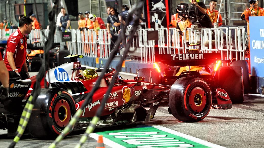 Charles Leclerc vapautettiin Ferrarin varikkopilttuusta suoraan McLarenin Lando Norrisin kylkeen.