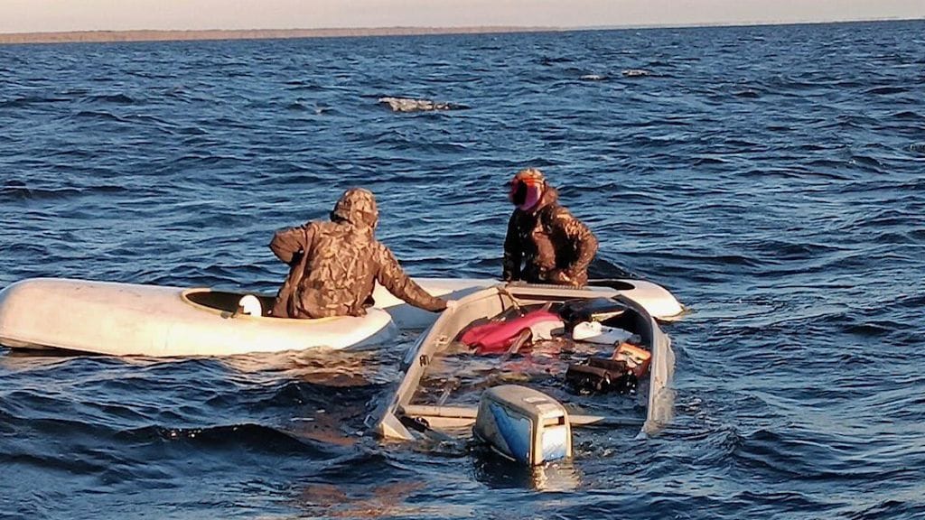 Metsästäjät joutuivat merihätään heidän veneensä upottua.