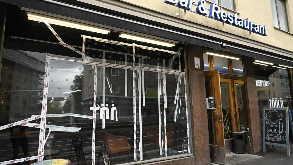 Sports Bar Töölön rikottu ikkuna teipattuna Helsingissä 4. syyskuuta 2025.