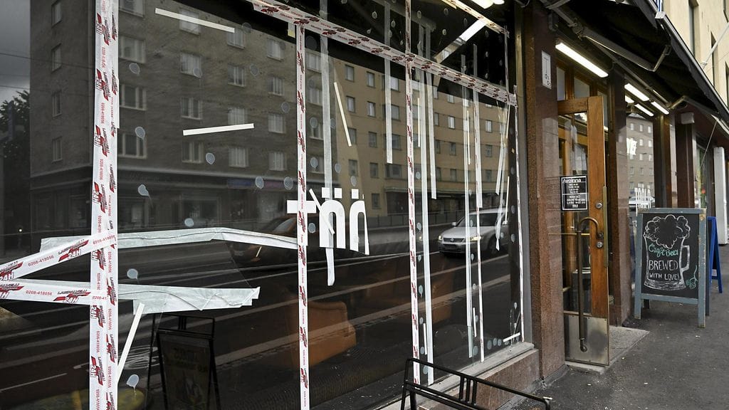 Sports Bar Töölön rikottu ikkuna teipattuna Helsingissä 4. syyskuuta 2025