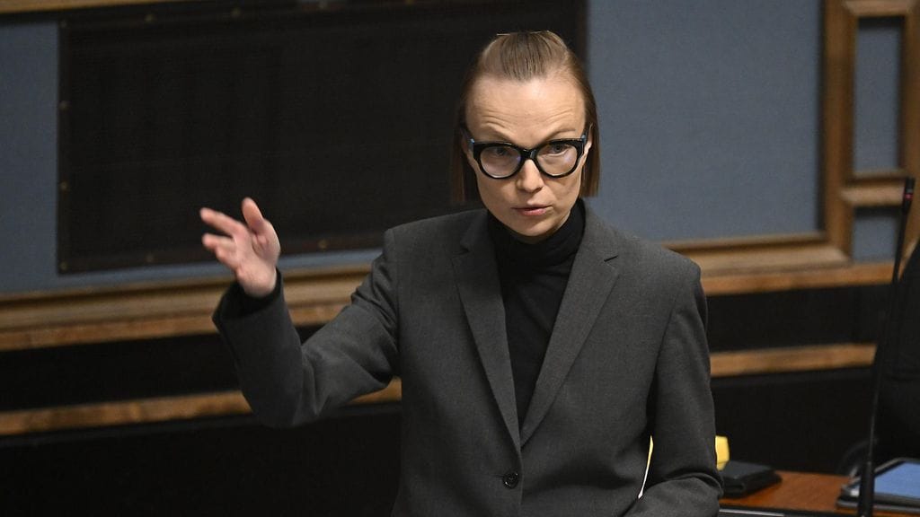 Vasemmistoliiton puheenjohtaja Minja Koskela eduskunnan täysistunnossa Helsingissä 24. syyskuuta.