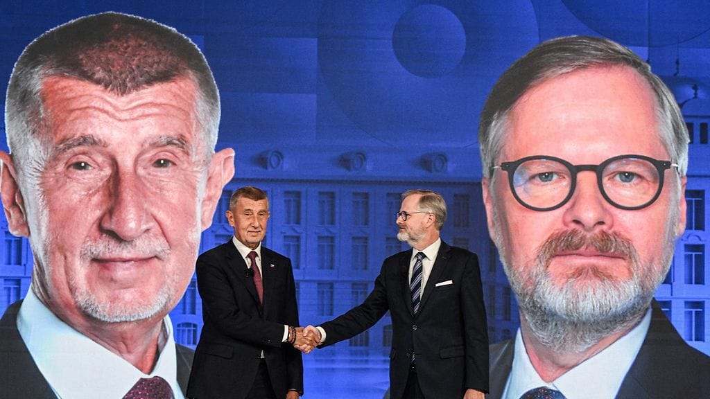 Tshekin entinen pääministeri Andrej Babis (vas.) johtaa oikeistopuolue ANOa. Kuvassa oikealla istuva pääministeri Petr Fiala.