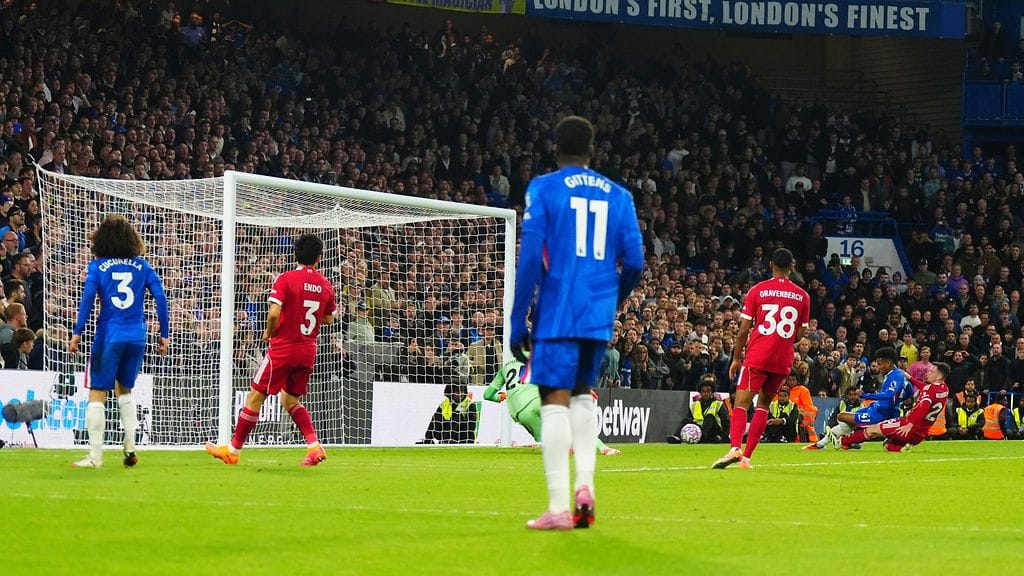 Sinipaitainen Chelsea aiheutti Liverpoolille dramaattisen tappion Valioliigassa.