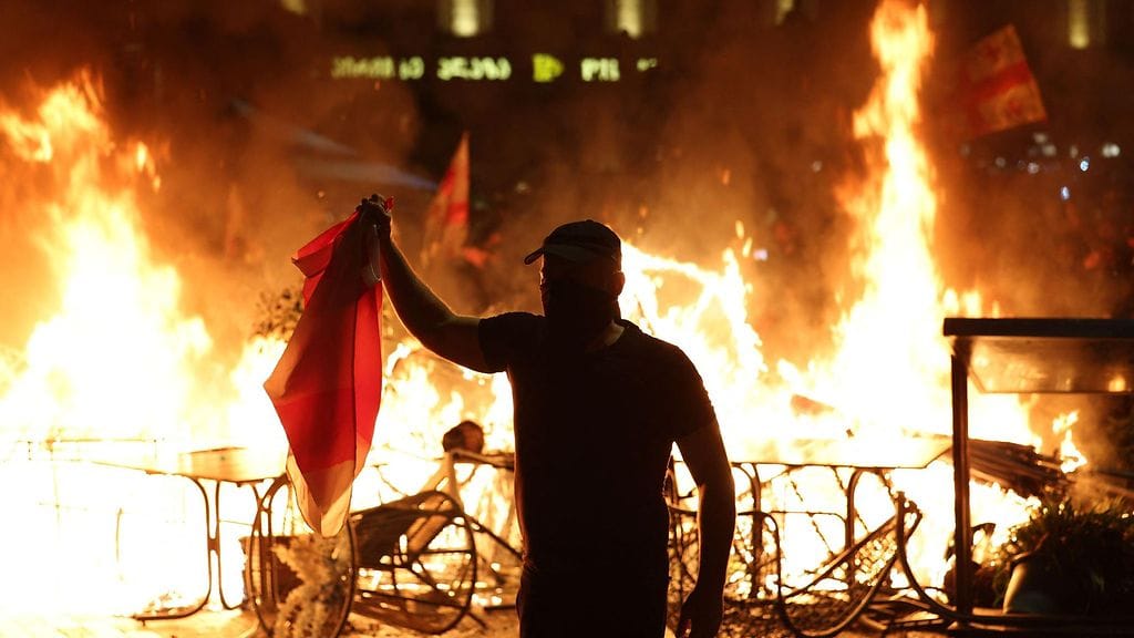 Mielenosoittajia Tbilisin keskustassa lauantaina.