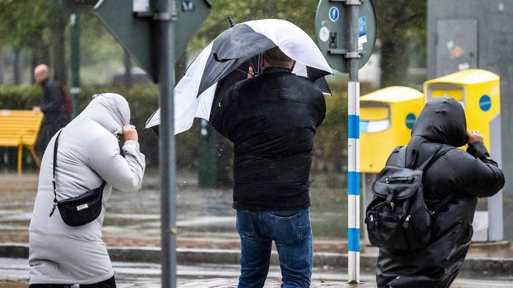 Ihmiset taistelivat Amy-myrskyn tuulta ja sadetta vastaan Malmössä Etelä-Ruotsissa lauantaina.