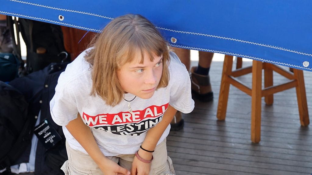 Silminnäkijöiden mukaan aktivisti Greta Thunberg on joutunut Israelissa nöyryyttävien tekojen kohteeksi.