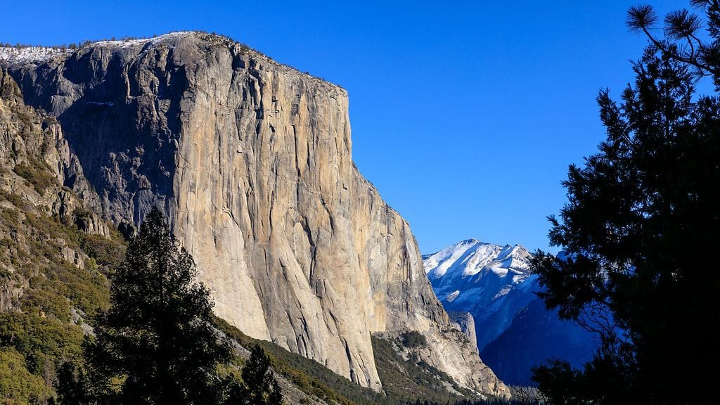 Yosemiten kansallispuistossa sijaitseva El Capitan on korkea pystysuora kallioseinämä.