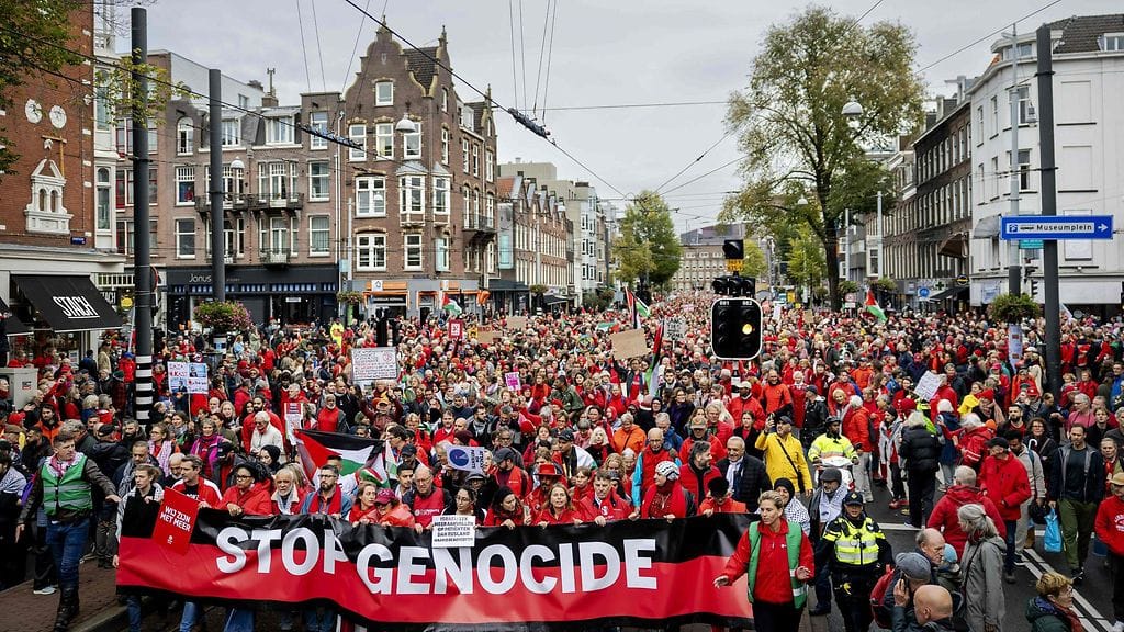 LK 5.10.2025 Mielenosoittajat vaativat hallituksen toimia Gazan kansanmurhan lopettamiseksi Amsterdamissa 5. lokakuuta 2025. Banderollia luki ”Stop Genocide” (Lopettakaa kansanmurha).