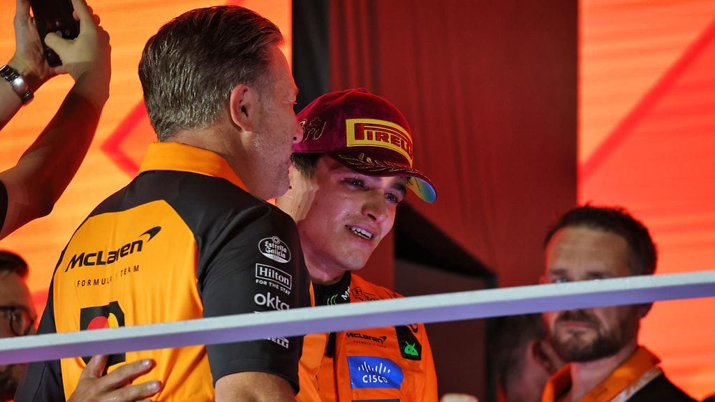 Lando Norris ajoi palkintopallille Singaporessa. McLaren pääsi juhlimaan toista peräkkäistä valmistajien F1-mestaruuttaan.