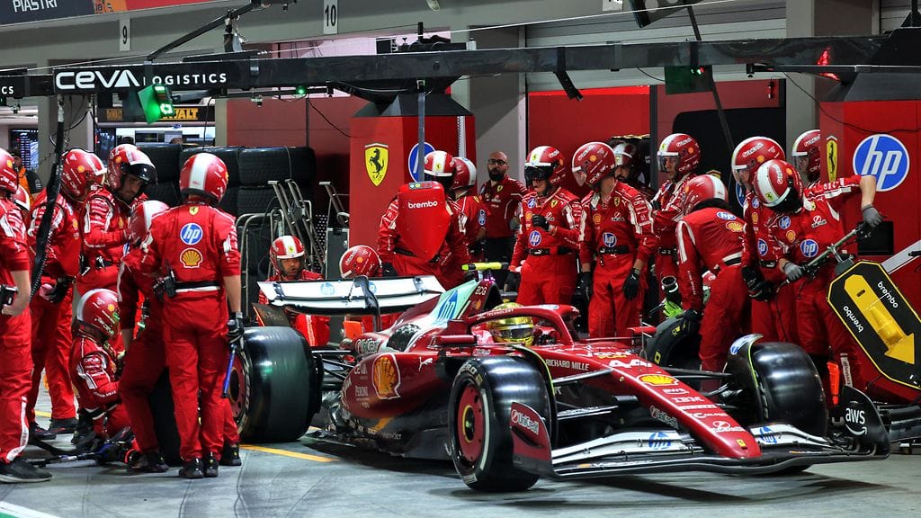 Lewis Hamilton sai Singaporen F1-kisasta viiden sekunnin aikarangaistuksen.
