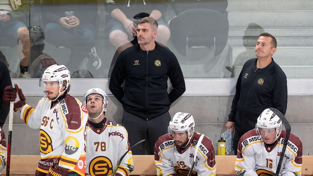 Yorick Treille (takana vasemmalla) sai potkut. Apuvalmentaja Ville Peltosen kohtalo on auki.