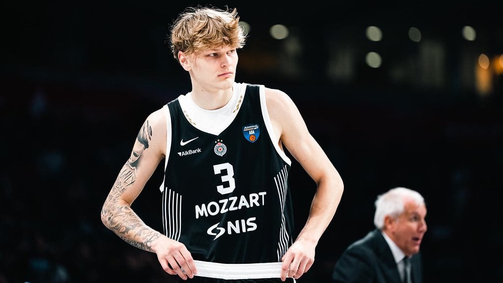 Miikka Muurinen Partizan Belgradin paidassa.