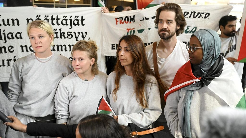 LK 071025 Suomalaisaktivistit Iida-Liina Häkkinen, Kata-Riina Tikka, Renaz Ebrahimi, Juho Pirhonen ja Shifa Abdi Helsinki-Vantaan lentokentällä 7.10.25