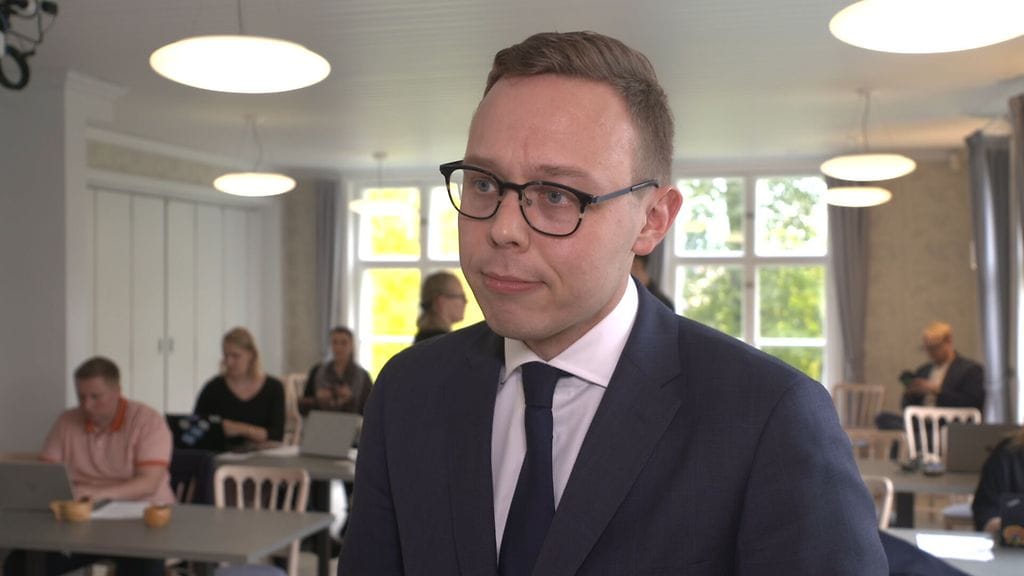 Työministeri Matias Marttinen (kok.) ja työmarkkinajärjestöt kokoontuvat tiistaina keskustelemaan siitä, tuleeko drooniuhan vuoksi kotiin jääville työntekijöille maksaa palkkaa.