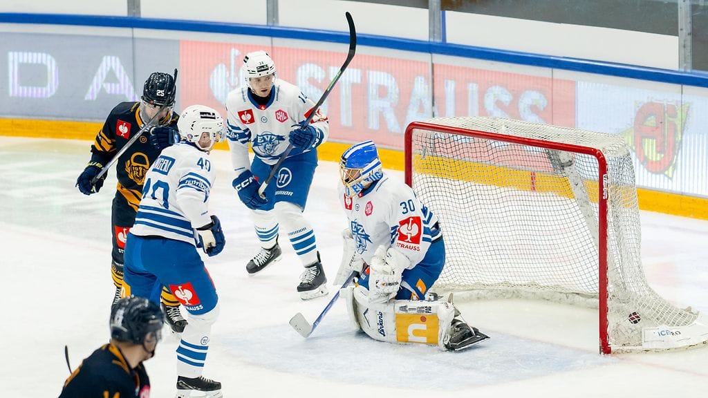 Lukon Arttu Välilän laukoma kiekko painui EV Zugin maaliin.