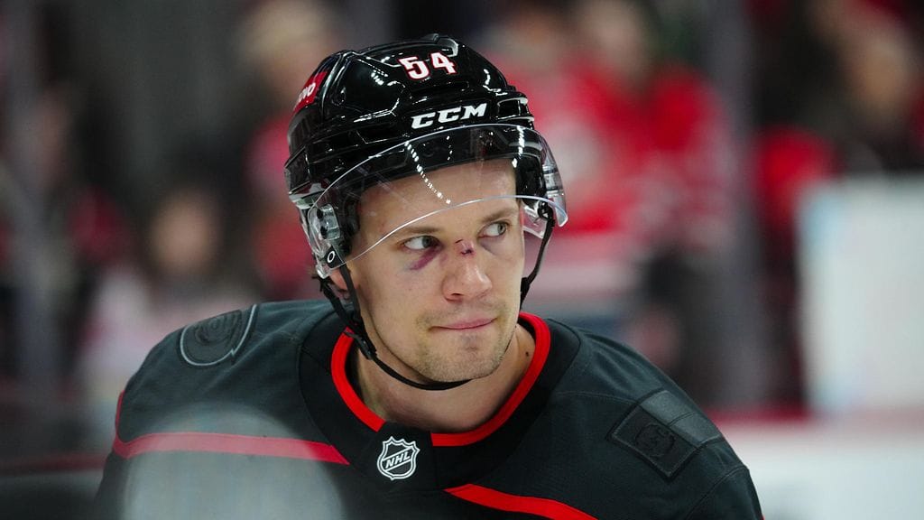 Juha Jääskä debytoi viime kaudella NHL:ssä Carolina Hurricanesin riveissä. Nyt hän on siirtolistalla.