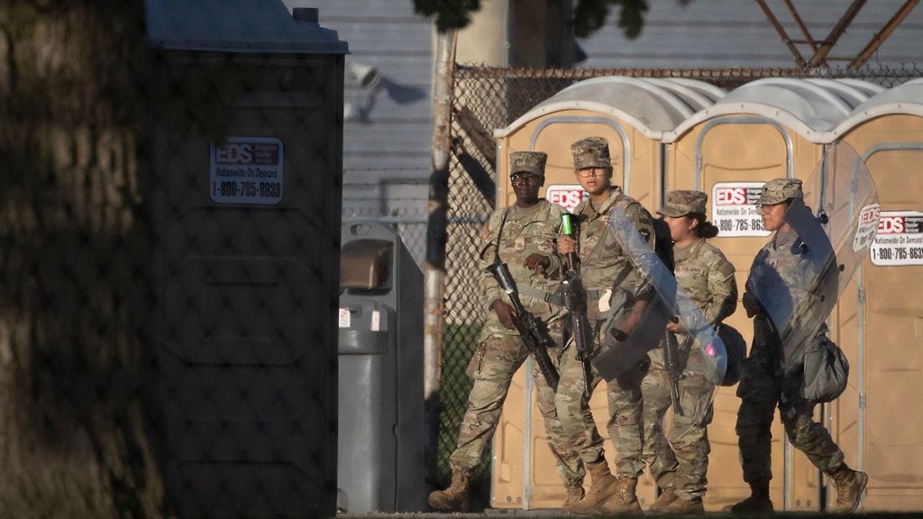 Texasin kansalliskaartin jäseniä kuvattuna tiistana.