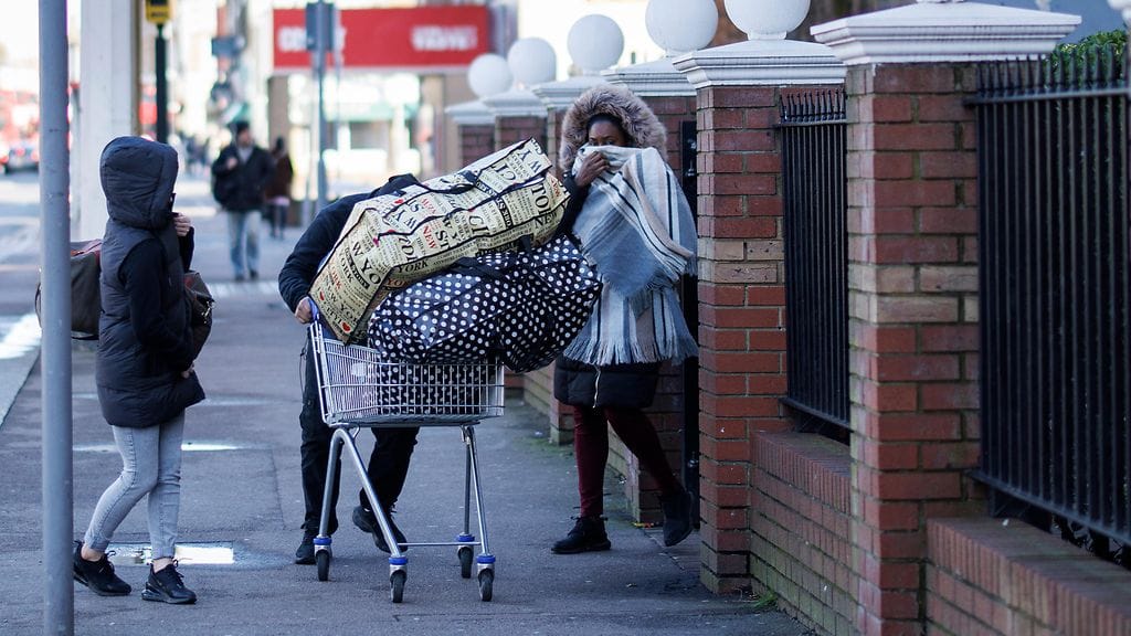 Turvapaikanhakijat kantavat tavaroitaan sisäministeriön sopimushotellista Lontoossa Britanniassa 26. tammikuuta 2024. Kuvituskuva.