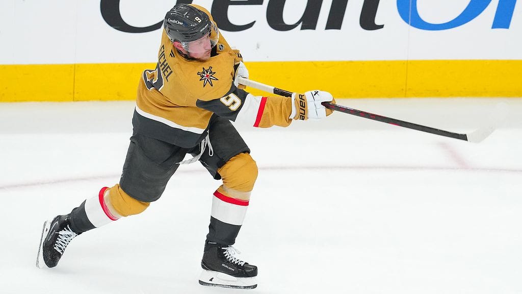 Jack Eichel (kuvassa) teki pitkän jatkosopimuksen Vegas Golden Knightsin kanssa.