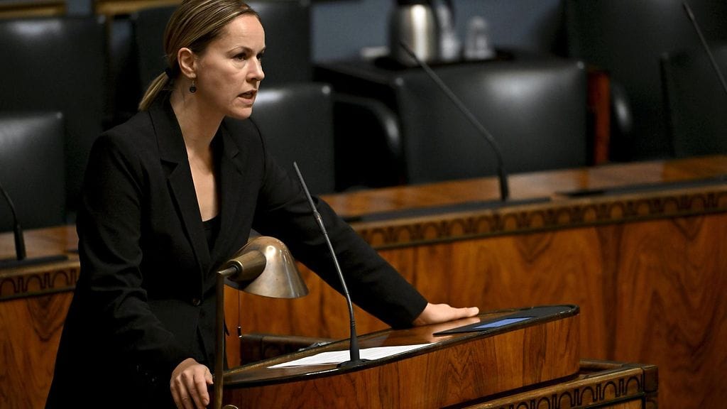 Hanna Sarkkinen ihmettelee, miksi kaikki puolueet eivät osallistu neuvotteluihin.