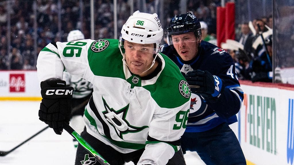 Mikko Rantanen laittoi kovat tehot tiskiin Winnipeg Jetsiä vastaan.