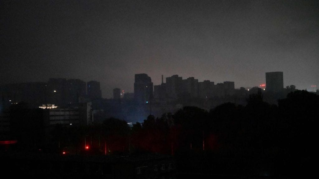 Venäjän tekemät iskut aiheuttivat sähkökatkoja pääkaupunki Kiovassa perjantaina.