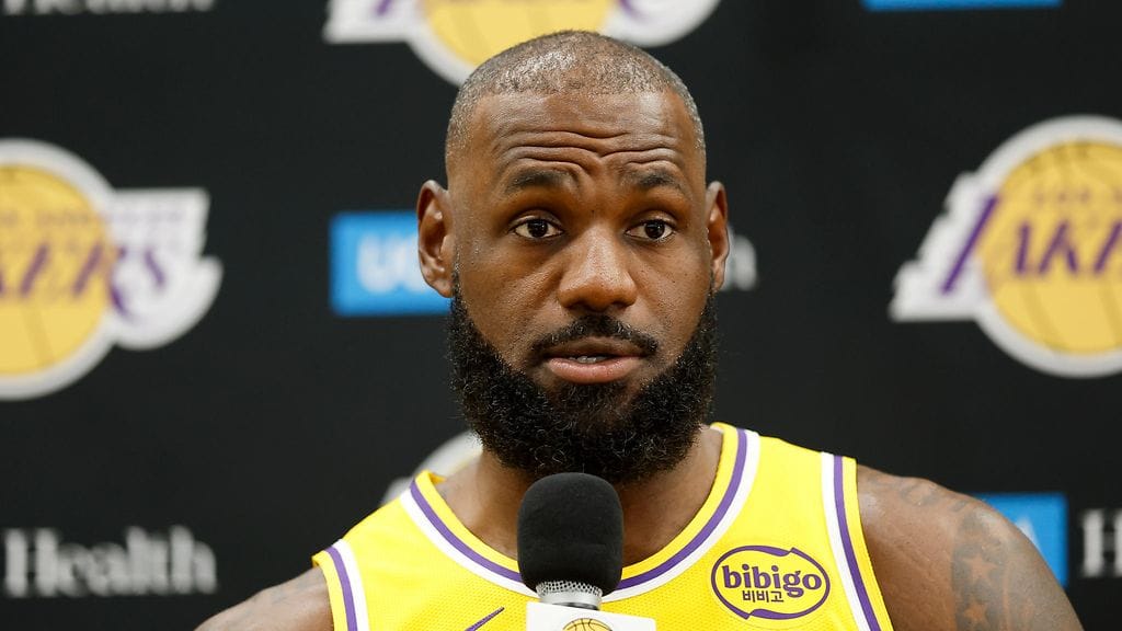 LeBron James ei ole koskaan aiemmin urallaan ollut sivussa NBA-kauden avausottelusta.