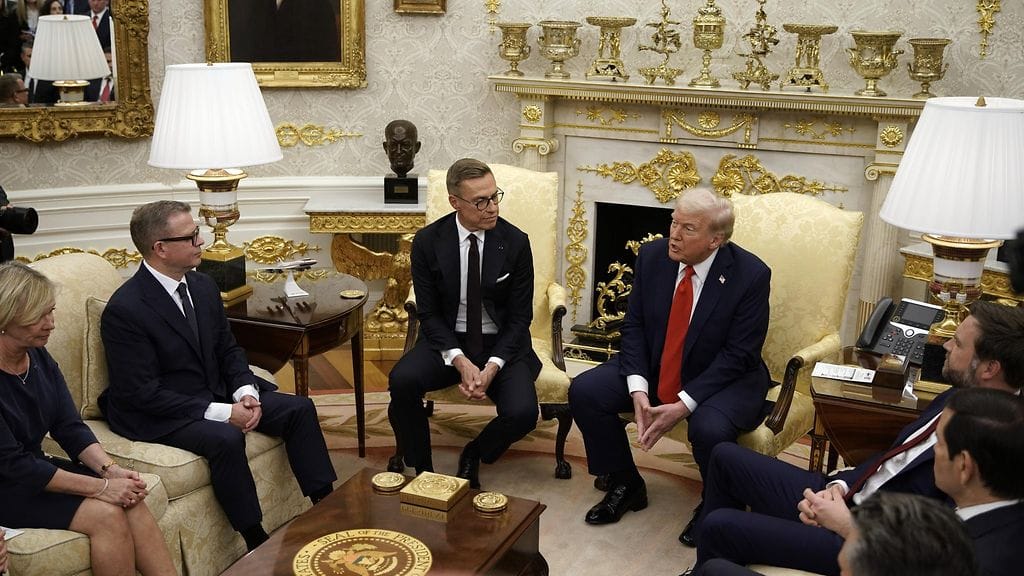 Pääministeri Orpo, presidentti Stubb ja presidentti Trump Oval Officessa Valkoisessa talossa.