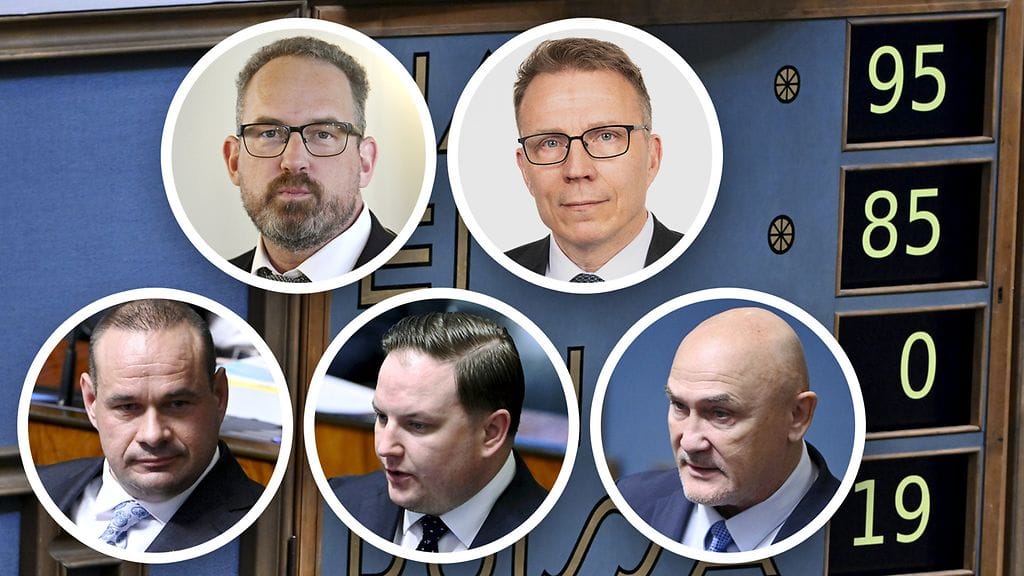 Perussuomalaisten Mikko Polvinen ja kokoomuksen Janne Heikkinen ja Juha Hänninen (alarivillä vasemmalta oikealle) lipesivät hallituspuolueiden linjasta.