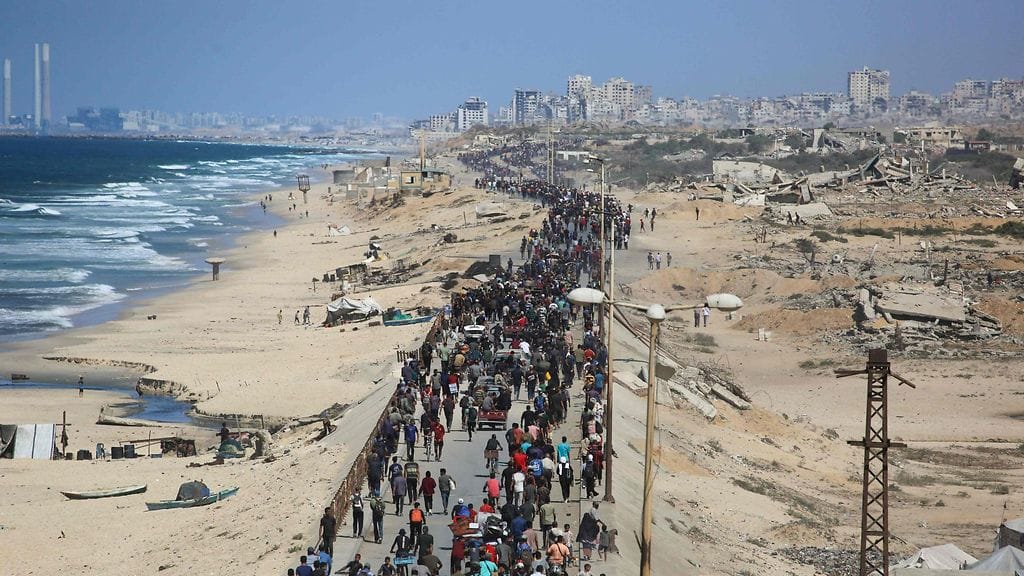 Gazalaisia matkalla Gazan kaupunkia kohti perjantaina 10. lokakuuta.