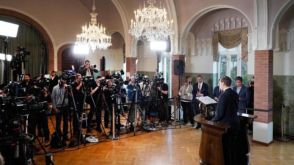 Toimittajat kuuntelevat Nobel-komitean puheenjohtajan Jorgen Watne Frydnesin ilmoittavan vuoden 2025 rauhanpalkinnon voittajaa Nobel-instituutissa Oslossa 10. lokakuuta 2025.