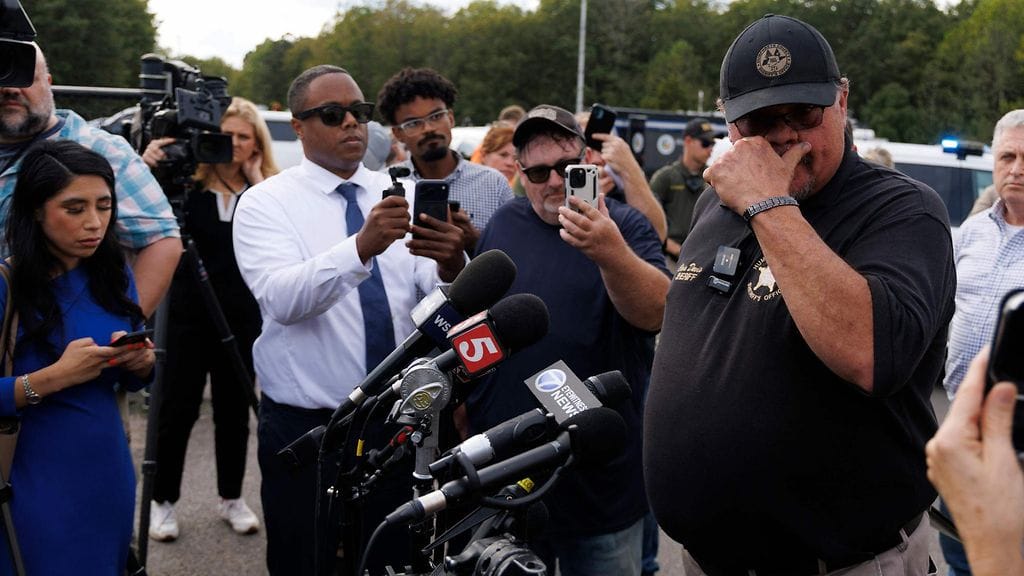 Humphreysin piirikunnan seriffi Chris Davis puhuu tiedotusvälineille Accurate Energetic Systems -tehtaan räjähdyspaikalla 10. lokakuuta 2025 McEwenissä, Tennesseessä.