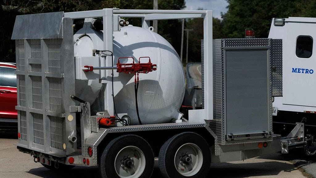 Nashvillen poliisilaitoksen pommiryhmän perävaunu räjähdyspaikan lähistöllä 10. lokakuuta 2025 McEwenissä, Tennesseessä.