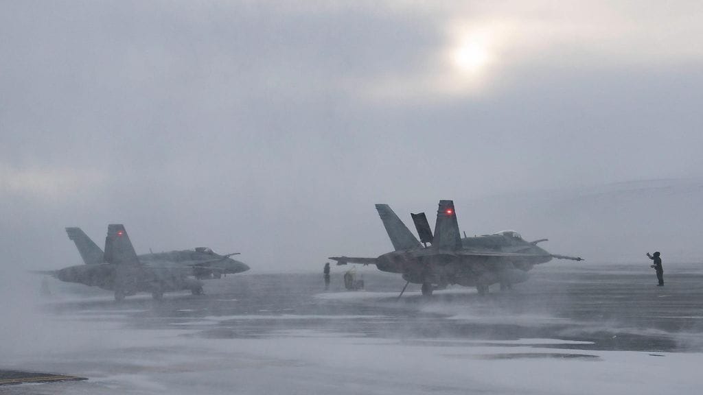 Kanadan CF-18-hävittäjiä Noble Defender -harjoituksen aikana Thulen lentotukikohdassa, Grönlannissa vuonna 2022.