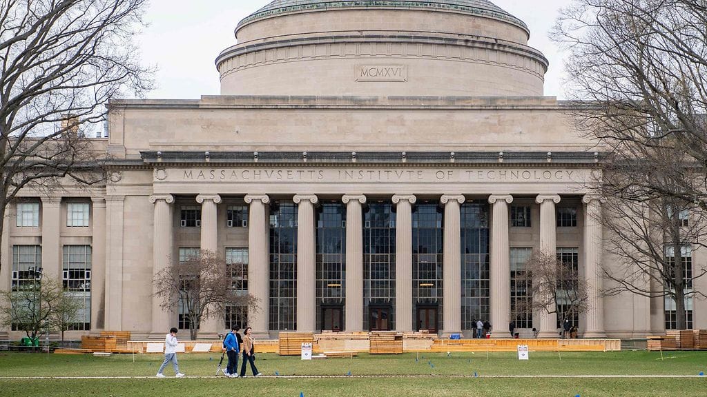 Ihmiset kävelevät MIT:n kampuksella Cambridgessa, Massachussettsissa huhtikuussa. Huippuyliopistosta tuli ensimmäinen korkeakoulu, joka hylkäsi tarjouksen liittovaltion rahoituksesta, jos se sopeuttaisi politiikkansa Trumpin agendan mukaiseksi.