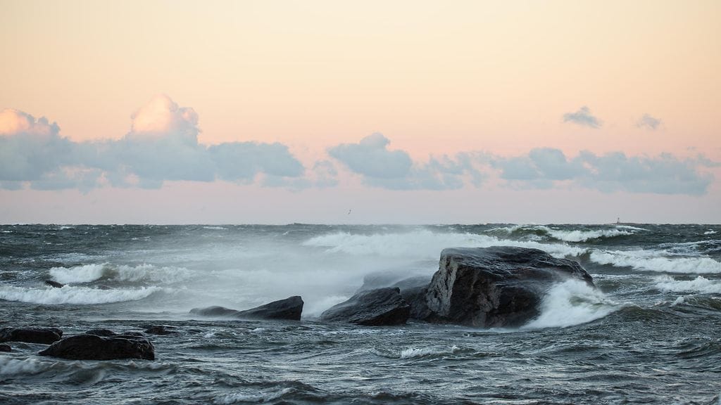 Myrskytuulet nostattivat aallokkoa Pyhärannan Rihtniemessä lauantaina 11. lokakuuta 2025.