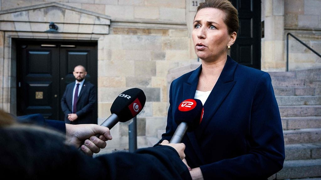 Tanskan pääministeri Mette Frederiksen puhui medialle droonihäirinnästä Kööpenhaminan lentokentällä 23. syyskuuta 2025.