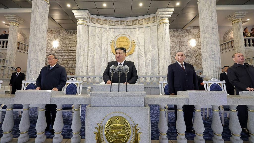 Pohjois-Korean johtaja Kim Jong-un (keskellä), Kiinan pääministeri Li Qiang (vas.), Vietnamin kommunistisen puolueen pääsihteeri To Lam (toinen oik.) ja turvallisuusneuvoston varapuheenjohtaja Dmitri Medvedev (oik.) sotilasparaatissa Pjongjangissa.