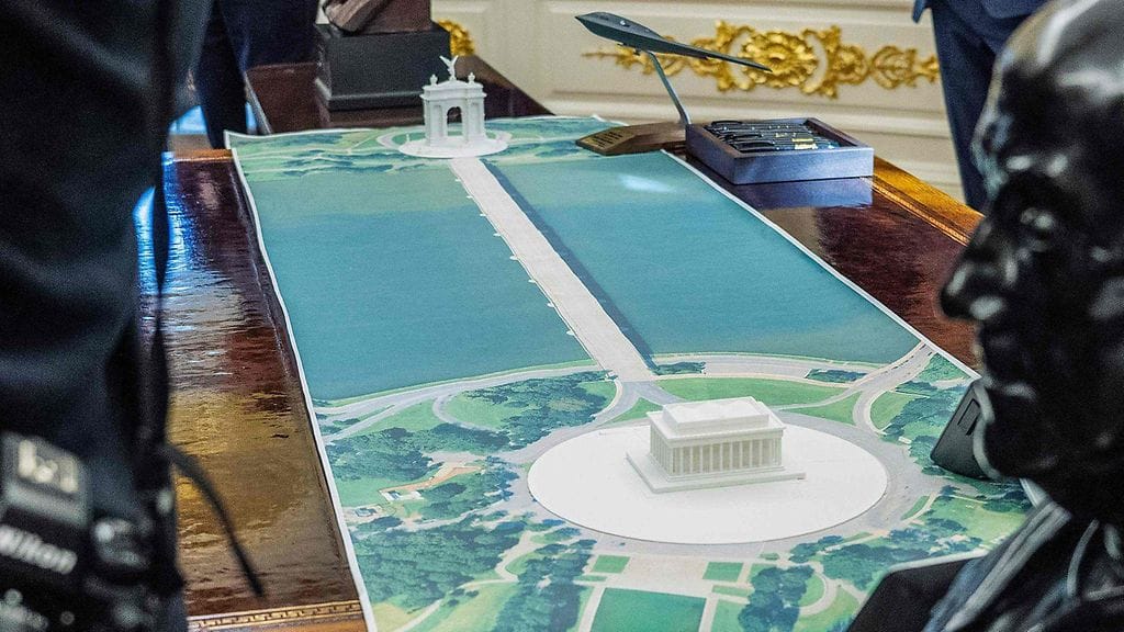 Lincoln Memorialia vastapäätä olevan monumentin suunnitelma pöydällä, kun Yhdysvaltain presidentti Donald Trump tapasi Suomen presidentin Alexander Stubbin ja pääministeri Petteri Orpon Valkoisessa talossa 9. lokakuuta 2025.