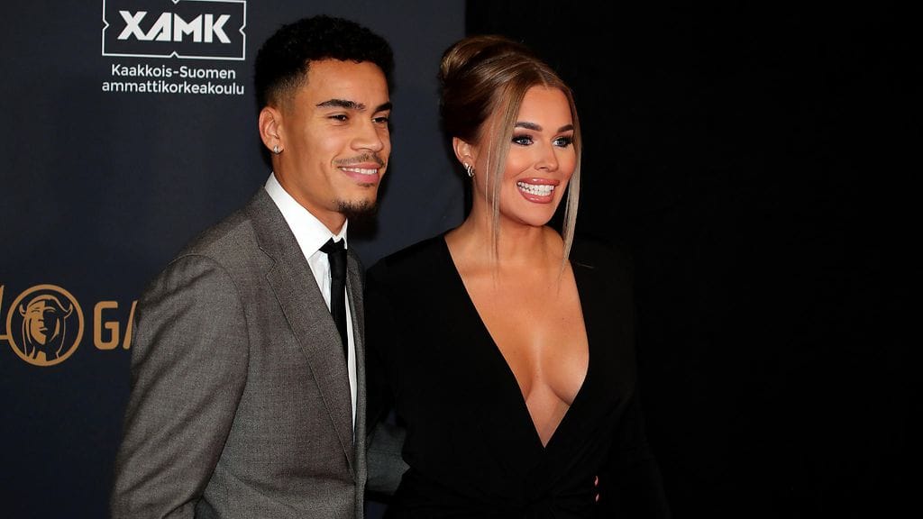 Tv-kasvo Sara Sieppi on kertonut julkisuudessa lapsettomuuden aiheuttamasta surusta. Kuvassa Sara Sieppi puolisonsa Pyry Soirin kanssa kuvattuna helmikuussa 2023.