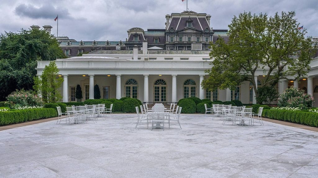 Valkoisen talon vastikään päällystetty ruusupuutarha Washington DC:ssä perjantaina 1. elokuuta 2025.